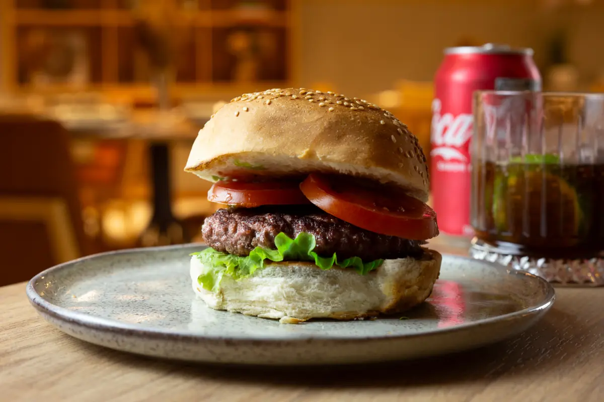 Hambúrguer angus em pão com gergelim, alface e tomate