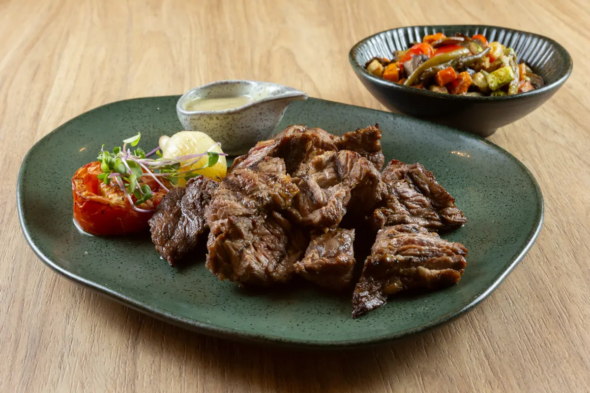 Contra filet grelhado com tomate assado, cebola e legumes salteados