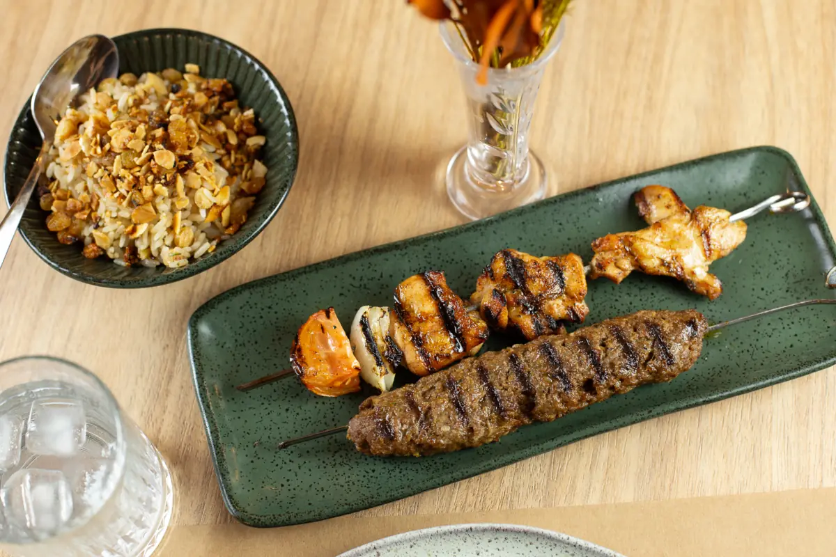 Espeto de kafta e espeto de frango grelhados, com arroz marroquino