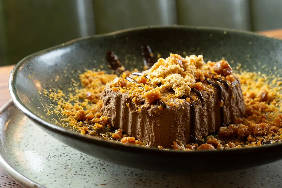 Mousse de chocolate com farofa de halawi e crocante de amêndoas