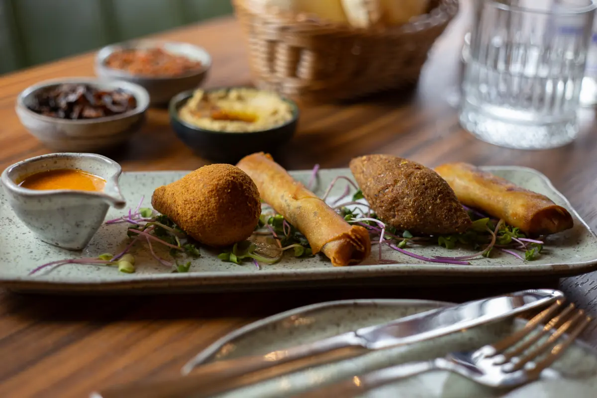 Mix de salgados: coxinha, sigar marroquino, kibe e pastya com harissa