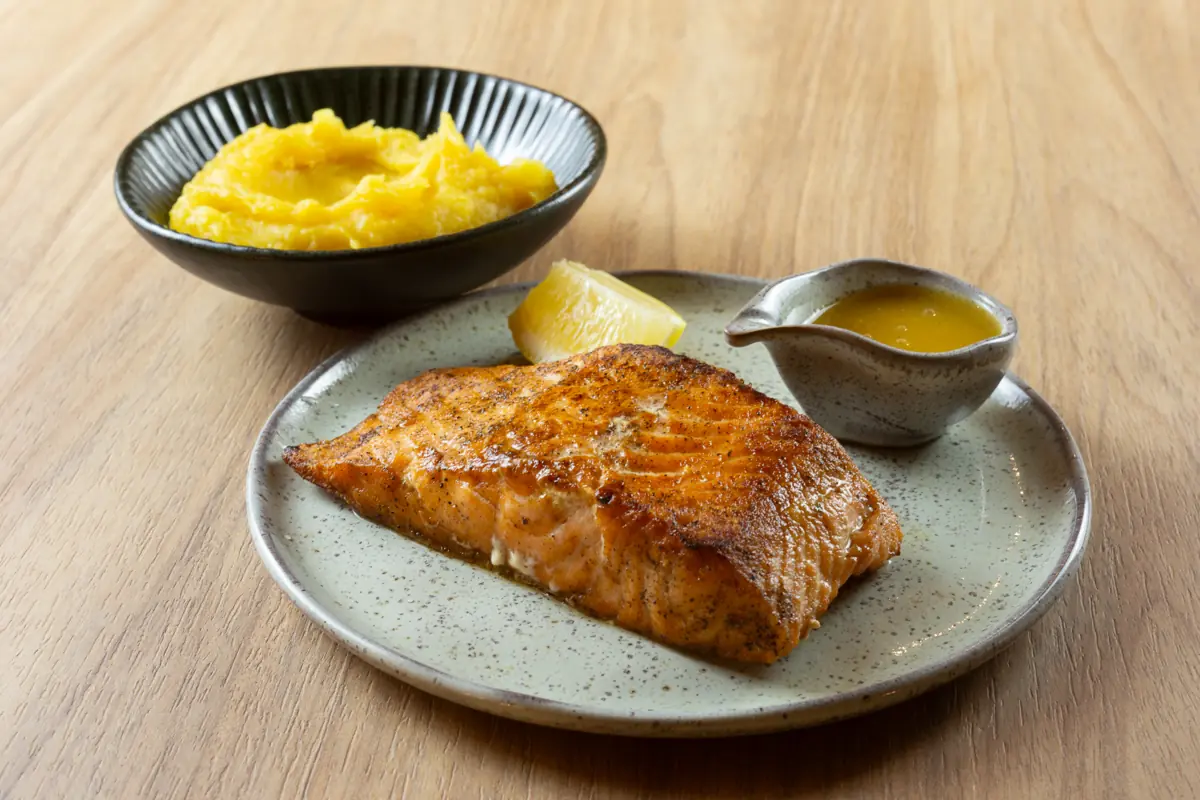 Salmão grelhado com purê de mandioquinha e molho de mel