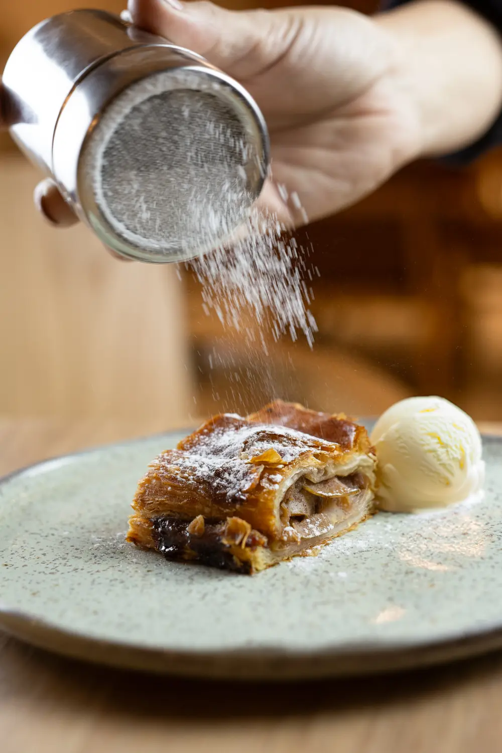 Strudel de maçã e canela com sorvete de creme e açúcar de confeiteiro